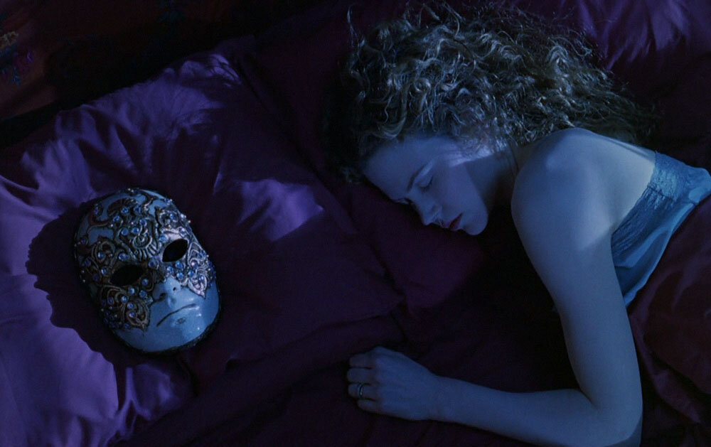 твои глаза твои глаза. сон о тебе. девушка лежит с закрытыми глазами. винесса шоу с широко закрытыми глазами. девушка лежит.