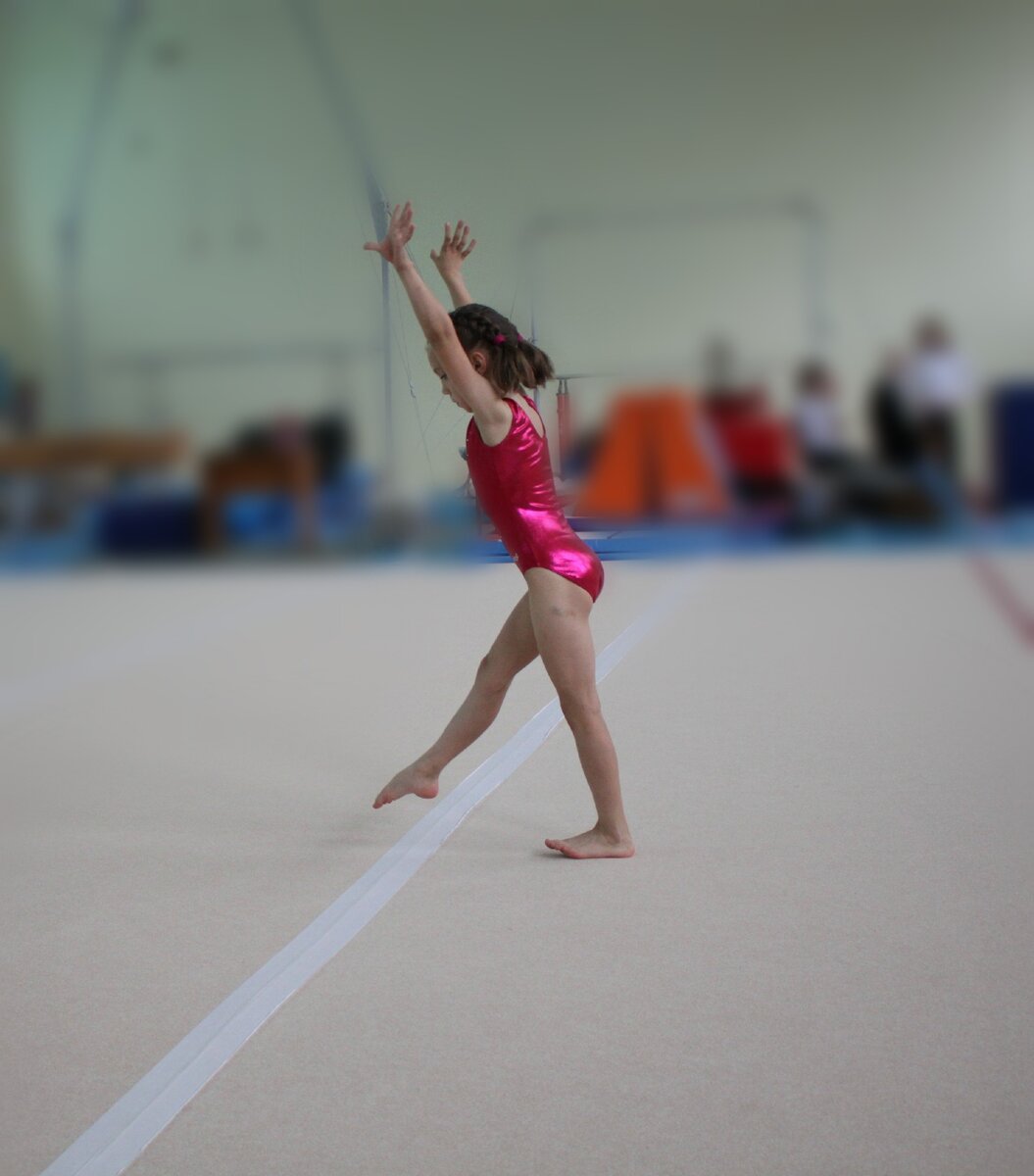 Лилиана, 7 лет, после года с небольшим в гимнастике.