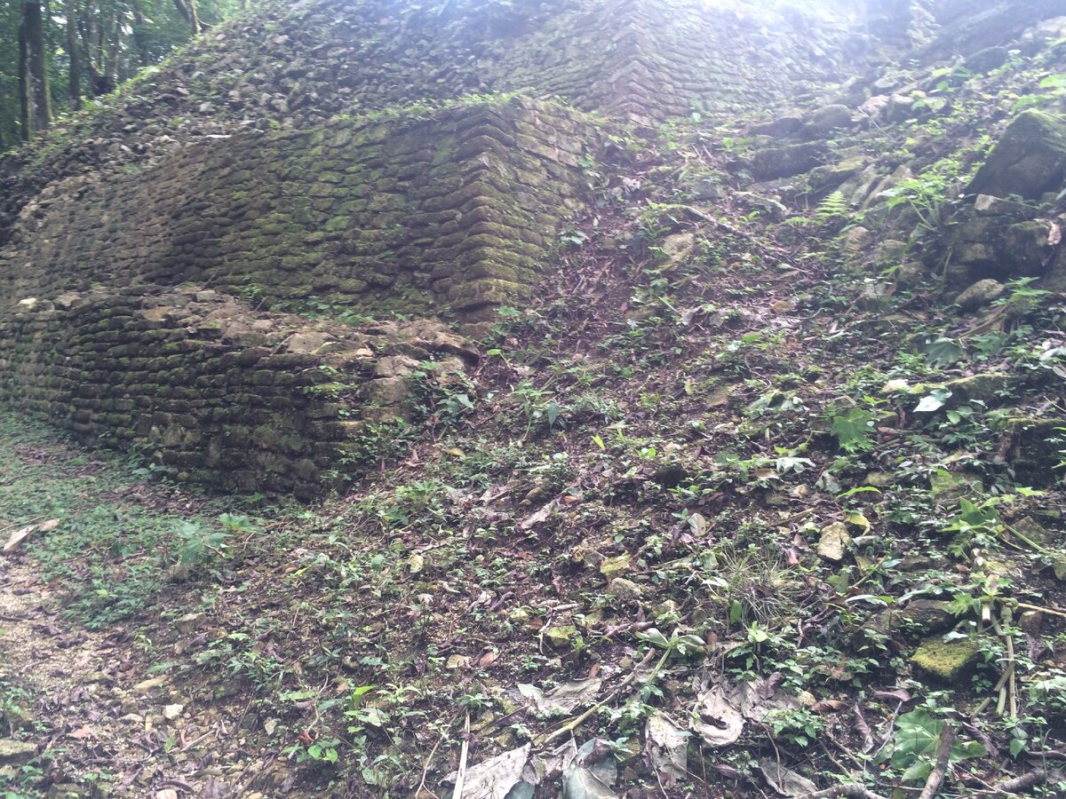 Примерно так выглядят еще не раскопанные древние пирамиды