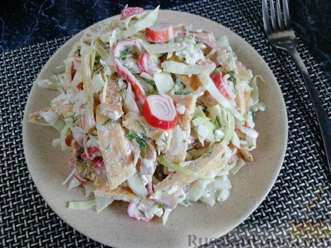 крабовые палочки, капуста белокочанная, сыр плавленый, зелень укропа, майонез, яйца, мука, соль, перец чёрный молотый, масло растительное