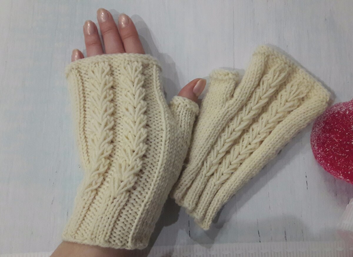 Как-то не так надо заканчивать вязание в районе пальцев, подумала я....