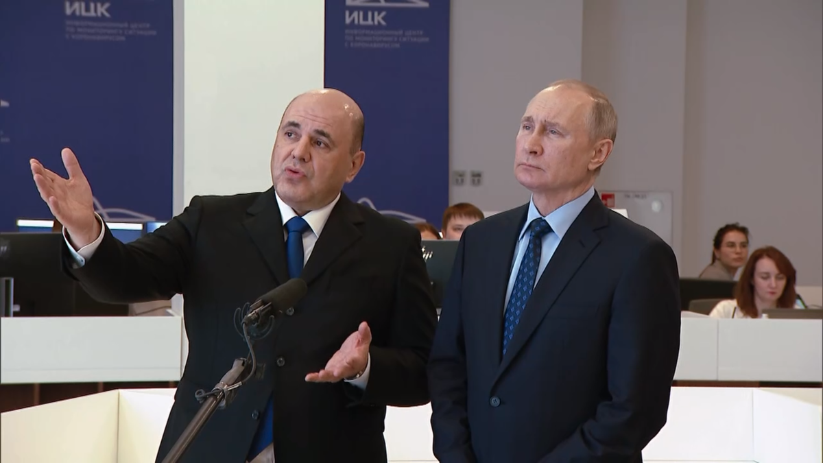 Михаил Мишустин (слева, что-то показывает)