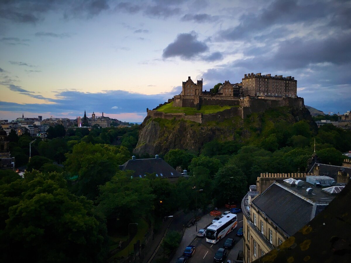 Эдинбург столица какой страны. Эдинбург. Edinburgh Castle Эстетика. Эдинбург EBWS. Вид на Эдинбург 2010.