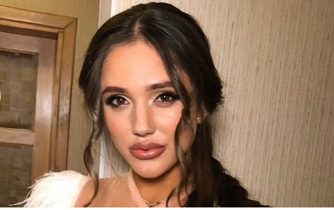 Даша работает тренером, с детства занималась гимнастикой