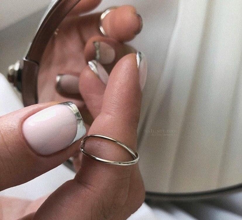  Маникюр френч с серебряной полоской на квадратных коротких ногтях 