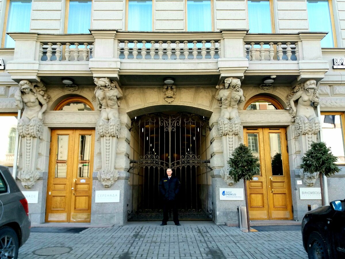 Общий вид на входную группу и позирующий охранник 😉