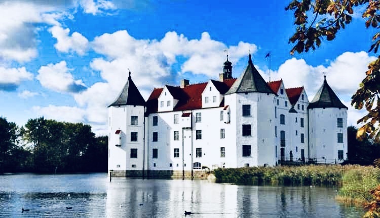 Мы не продаём, мы даём вам возможность выгодно отдохнуть.