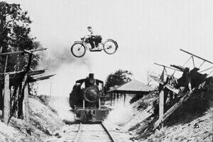 Конечно, это не означает что инвестировать нужно “поровну“. К примеру, возьмем высокорискованные/высокодоходные инвестиции (к примеру агрессивные ПАММ счета или стартапы) – они уже имеют повышенный риск, поэтому вкладывать в них нужно меньшие суммы, чем в консервативные составляющие.