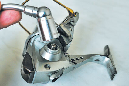 Смазка для катушек безынерционных. Смазка для катушки спиннинга. Смазать катушку видео. Механизм дужки лесоукладывателя безынерционной катушки. Смазка для катушки спиннинга.