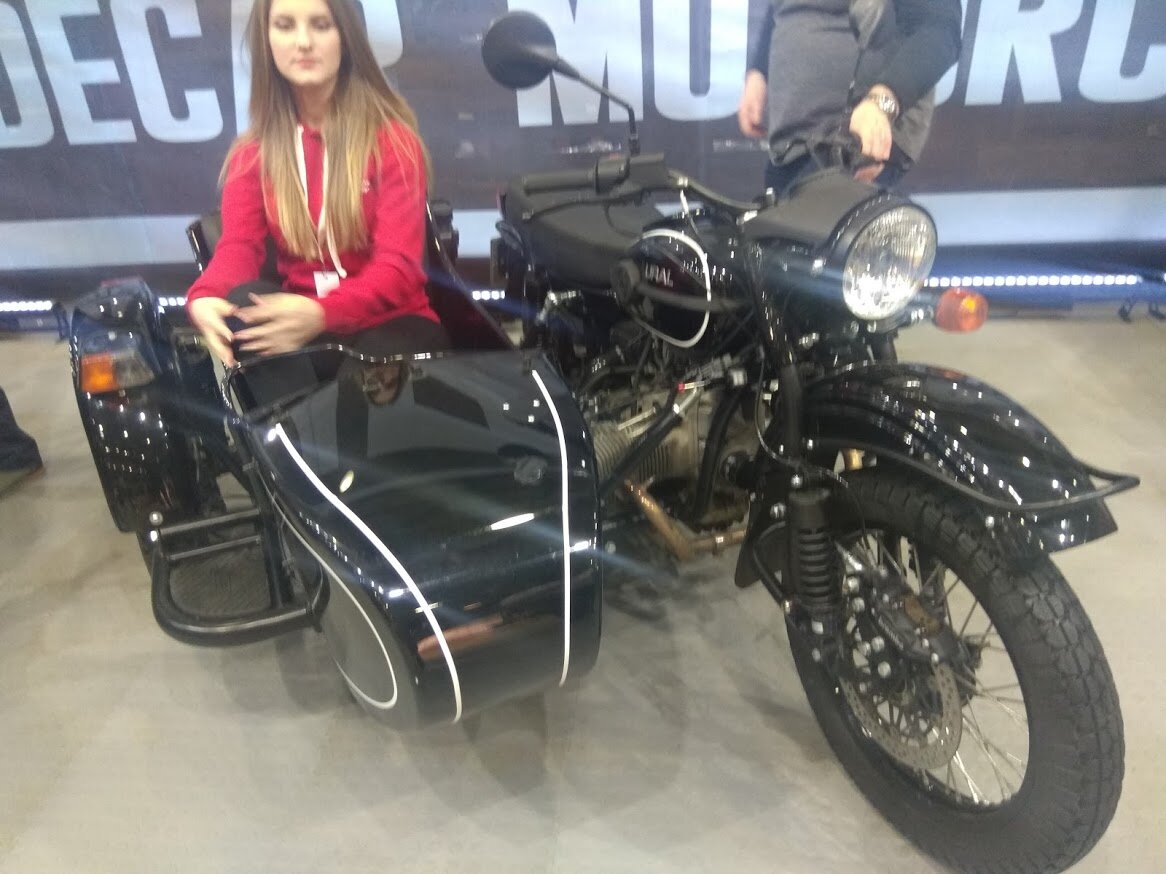 Модель скучает в коляске на Мотовесна 2019. Фото автора.