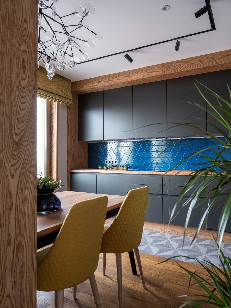 Яркие стулья и шторы цвета шафрана - яркий акцент интерьера