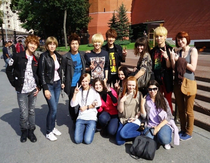 K pop сочи. БТС В 2014 году в Москве. БТС В России 2014. Группа БТС В России. Корейская группа БТС В России.