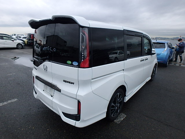 Задняя дверь состоит из двух створок