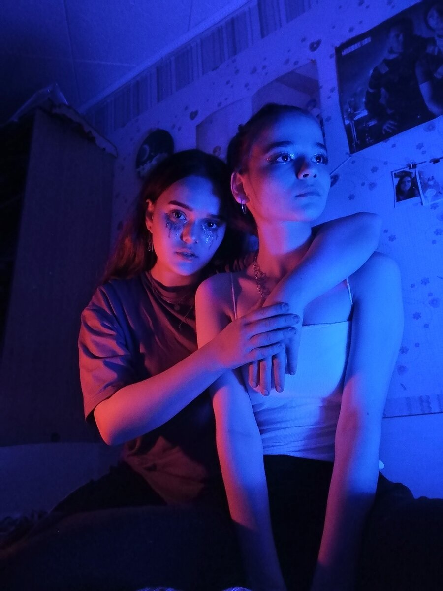 Фото в моей комнате, на моей кровати