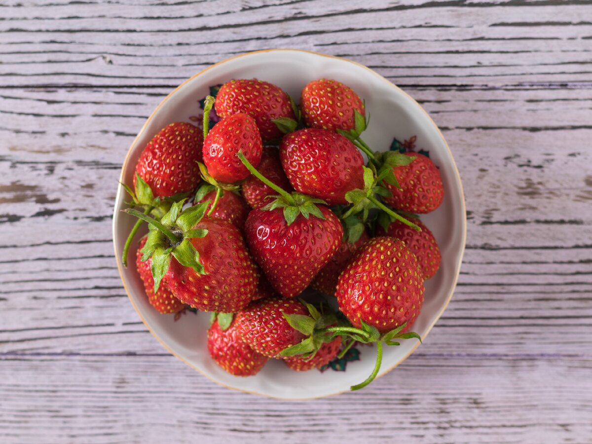 Ронять клубнику - к проблемам.