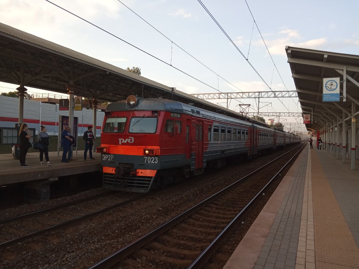 И 7023  на Немчиновке - следует в сторону "от Москвы". Сейчас эта машина прекрасно себя ощущает в Куровской.