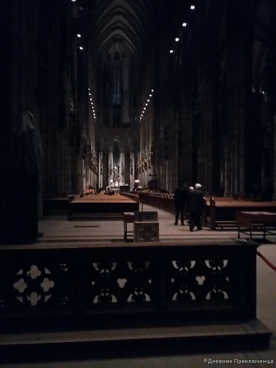 Кёльнский собор внутри. Листайте вправо, чтобы посмотреть остальные фотографии