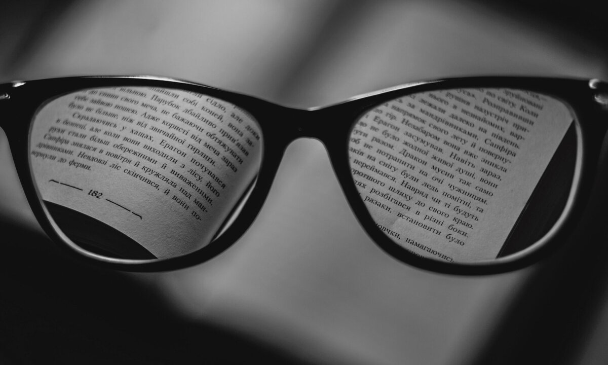 Ничего так не отрезвляет, как актёр, абсолютно неправильно читающий одну из ваших сцен. Ищите понятный для тупых (актёров) язык.