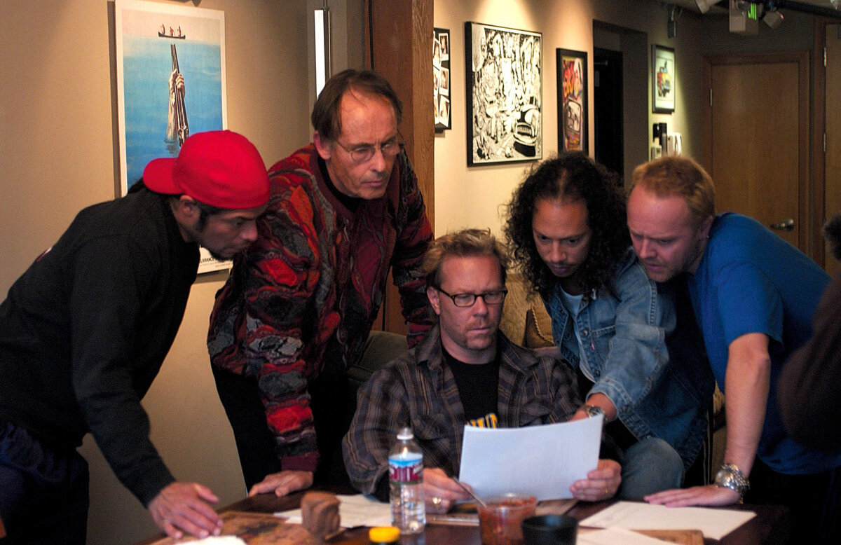 Фрагмент документального фильма "Some Kind of Monster" об одном из труднейших периодов жизни группы Metallica. Конфликты Джеймса Хэтфилда и Ларса Ульриха встречаются там неодократно.