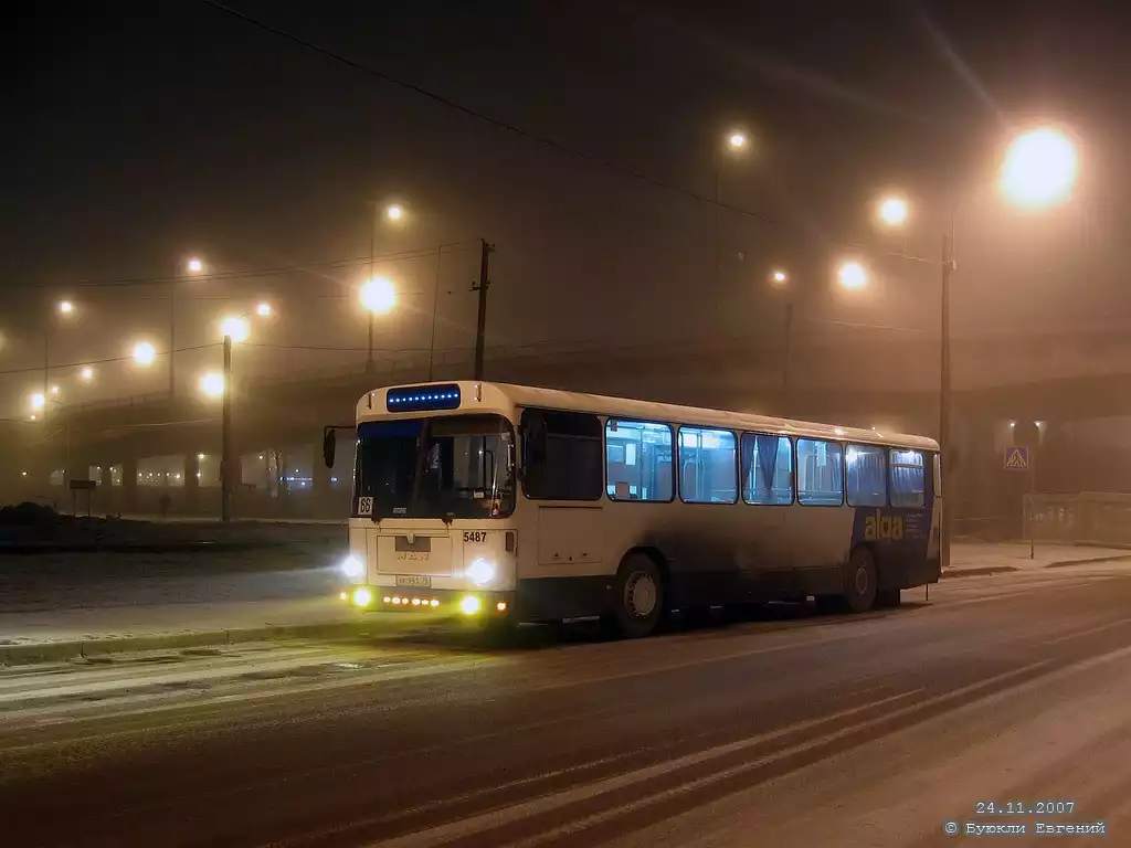 Общественный транспорт ночью