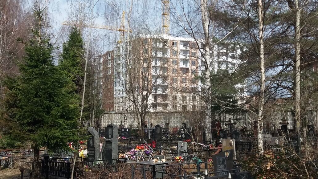 Новостройка у кладбищенского забора в Зеленограде