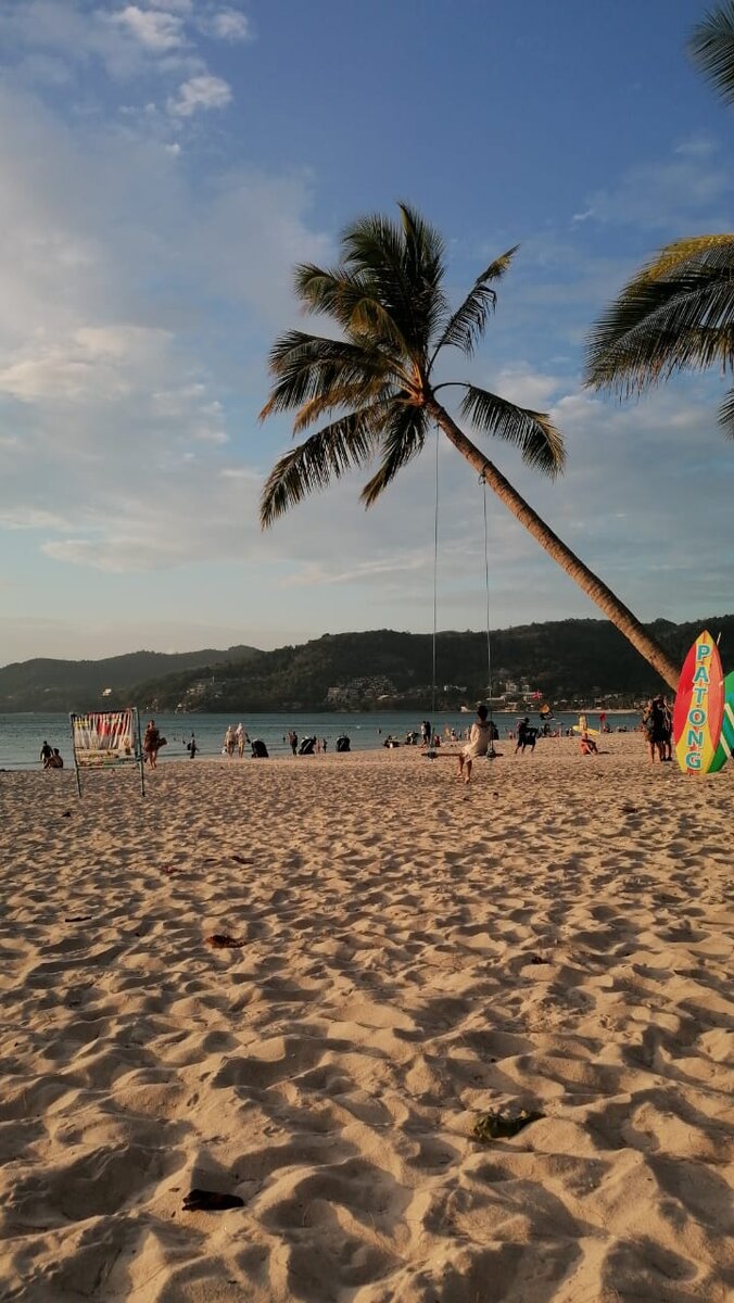 Качели на пляже Патонг.