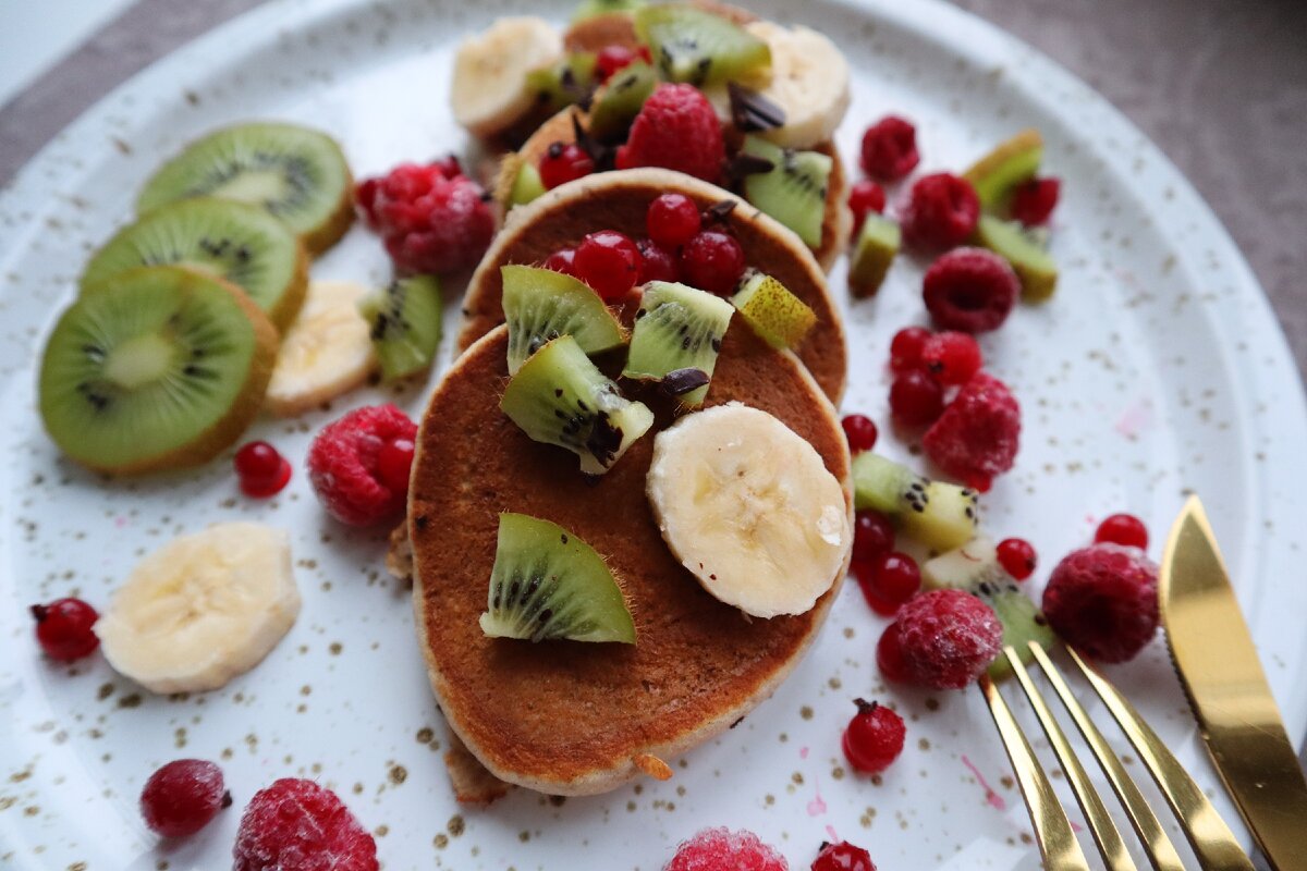 Это ну очень вкусно! Кстати, в центр можно добавить дольку горького шоколада , получится панкейк с начинкой, мммм.