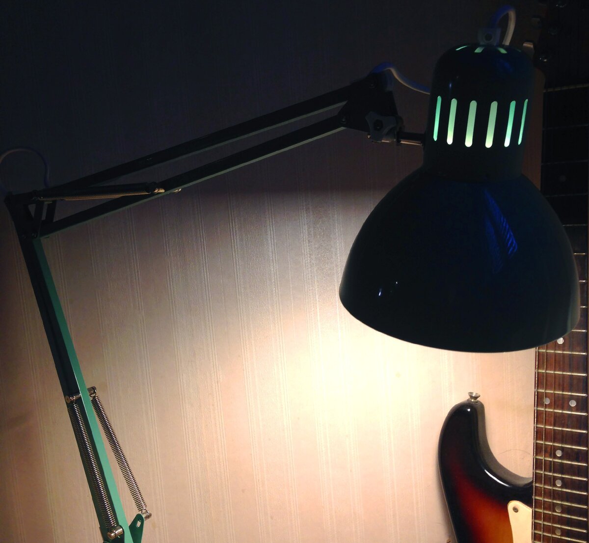 Пример того как светит лампа в темном помещении