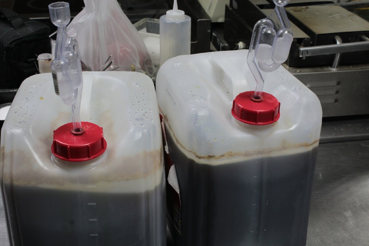 Если вы делаете небольшие объемы то лучше всего использовать вот такие 10 литровые баки с ручкой. Места занимают мало, да и если придется их тащить из дальней комнаты это будет проще, чем тащить 30 литровый бак.