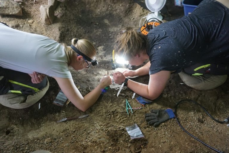 Ингвильд Мьельде и Элиза Кьерсвик смахивают грязь, чтобы показать жемчужины. Фото: Eystein Østmoe, университе 