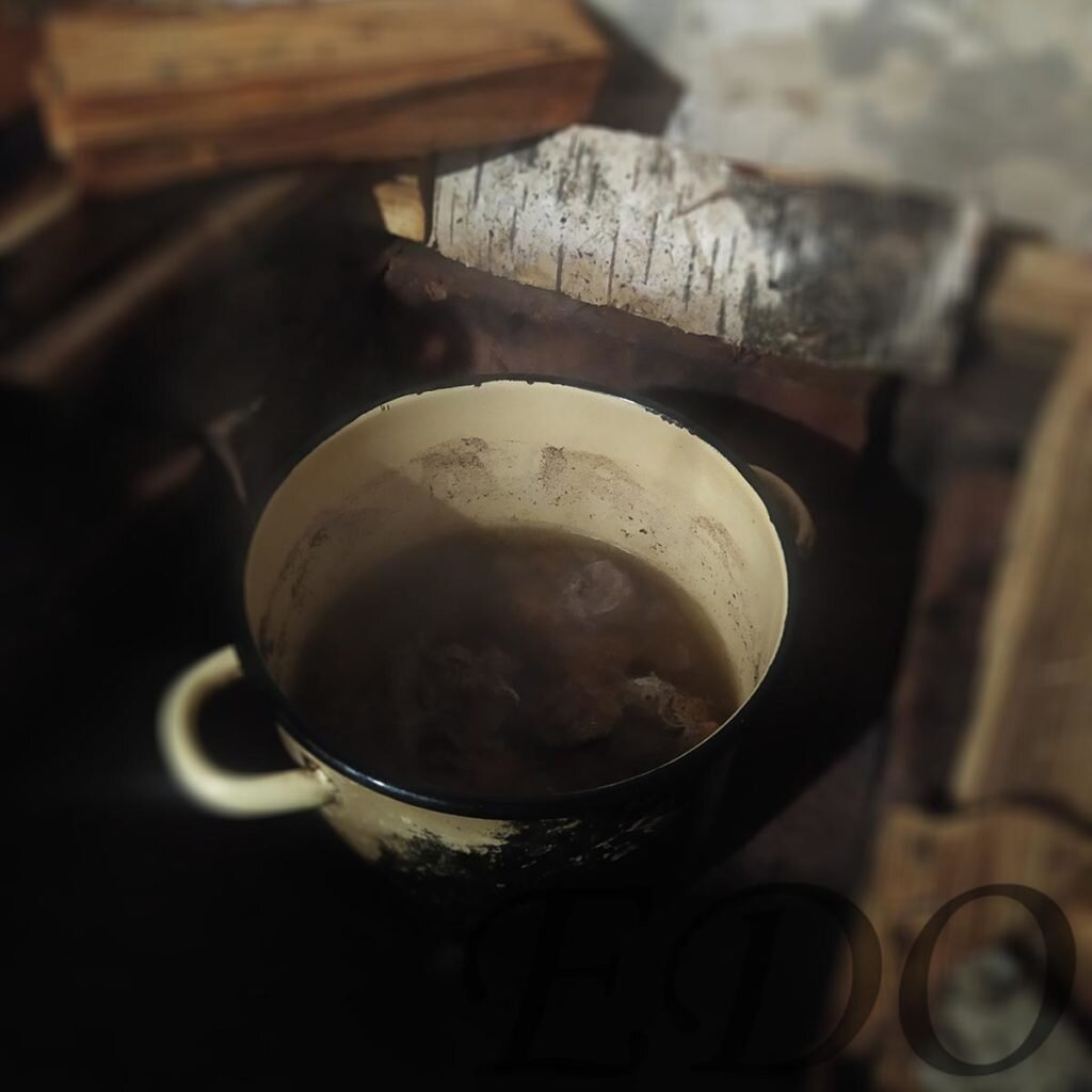 Можно с солью, можно без, в течении минут 15.