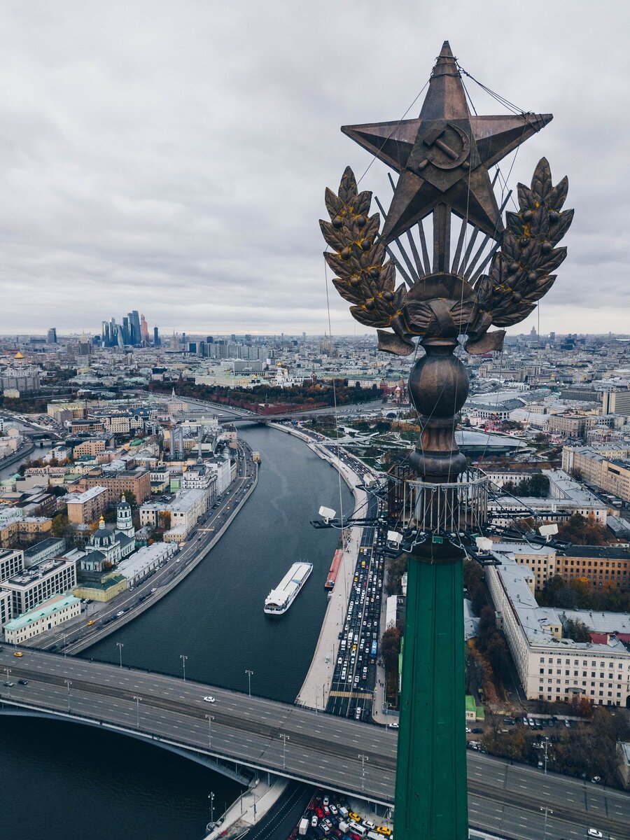 Em russian. Звезда высотки на Котельнической набережной. Москва с высоты. Москва с птичьего полета.