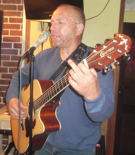 Сергей Мошков - композитор, поэт и исполнитель песен.