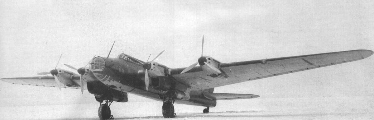 Рис. 14. Самолёт Пе-8.