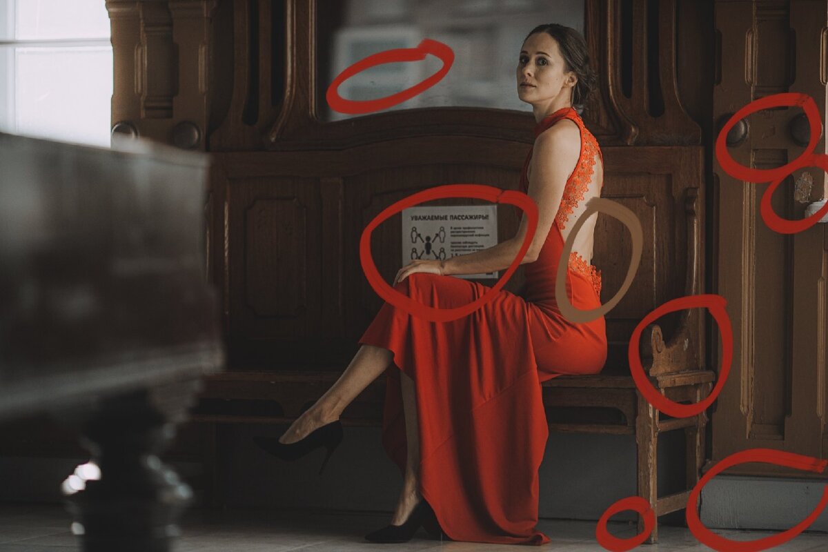 Красным выделены исправленные на первой фотографии проблемные зоны локации, бежевым - проблемный фрагмент у модели.