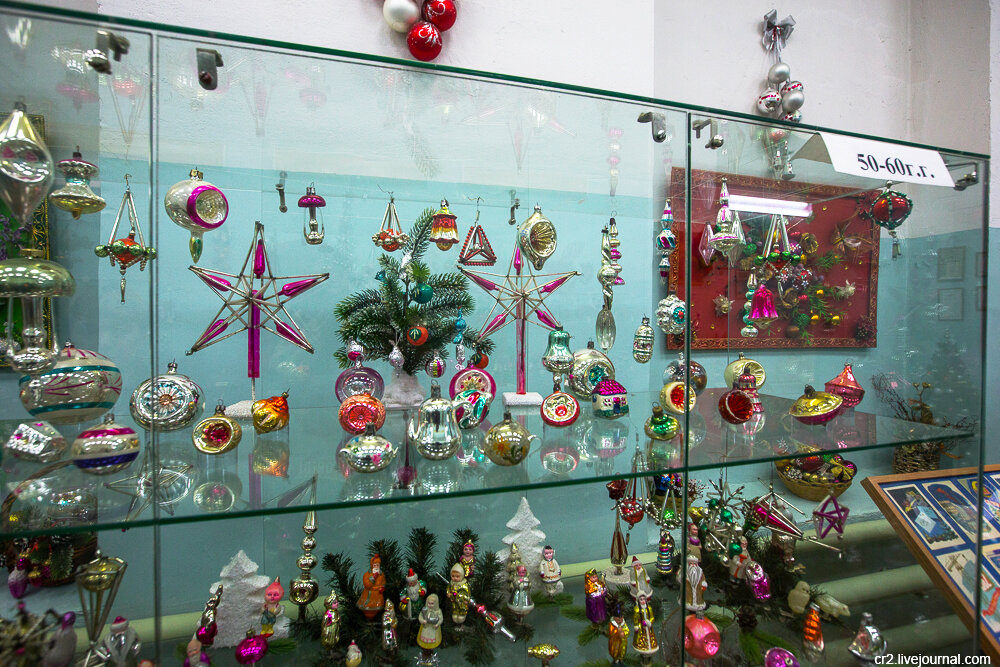 Ёлочные игрушки разных лет. Фабрика стеклянных ёлочных игрушек "Ёлочка", Московская область. Фото автора статьи   