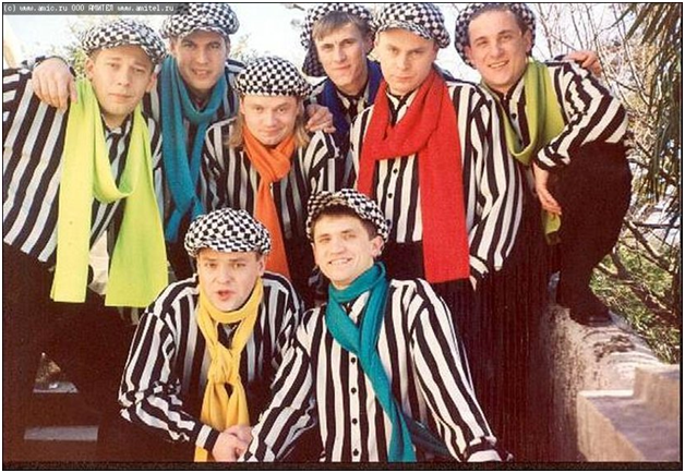 На фото Виталий второй справа (красный шарф) 