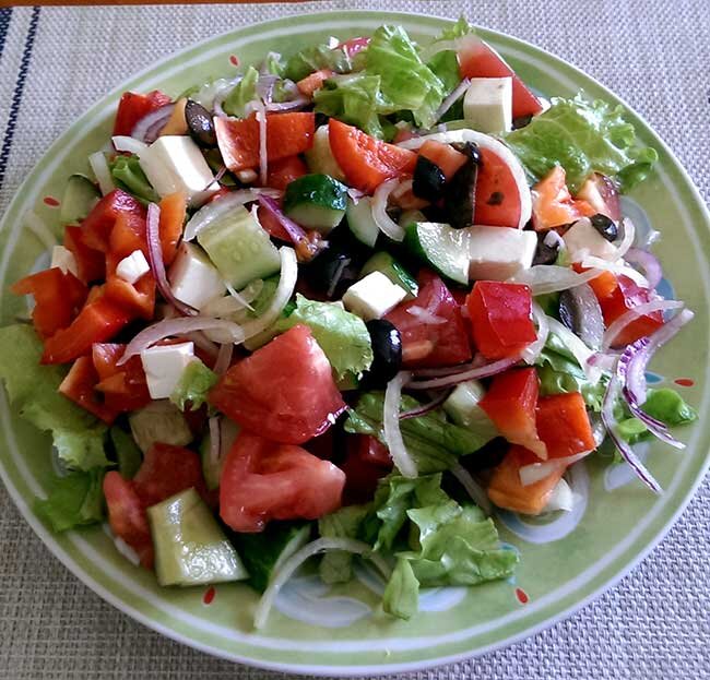 Салат греческий отличается великолепным вкусом. Фото автора "Кулинарные премудрости"