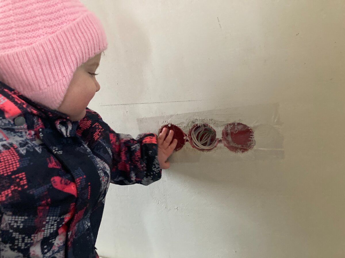 Заклеиваем отверстия с проводами