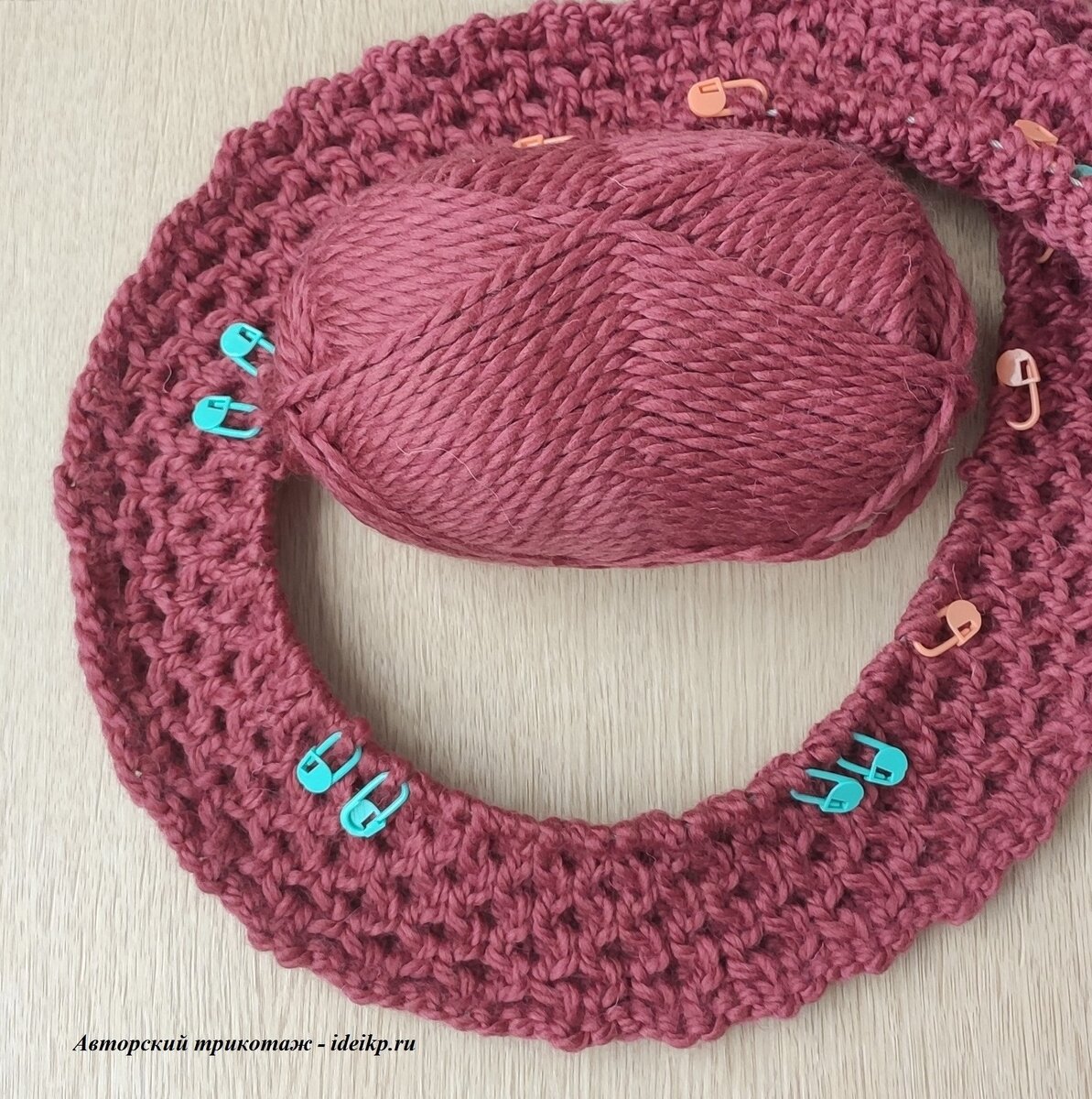Связанная отделка круговыми спицами.
