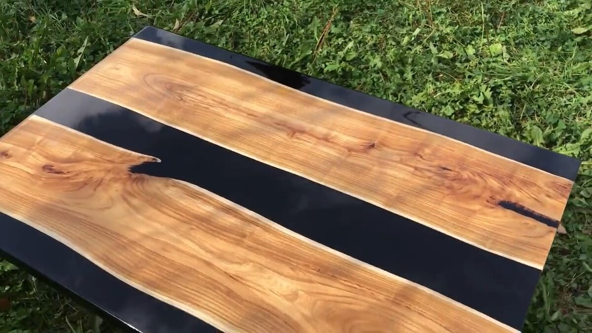 Столешница из досок и эпоксидной смолы.