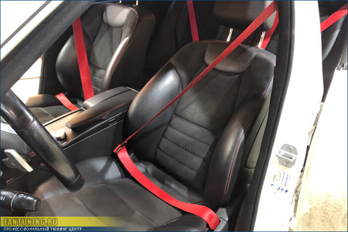 Замена ремней безопасности на красные в Мерседесе (Mercedes) W204