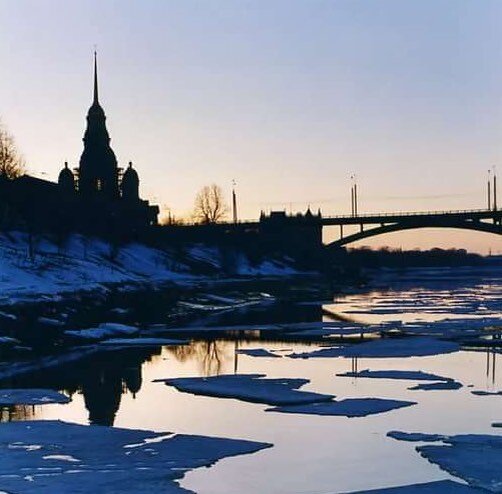 Фотография: ледоход на Волге (Андрей Краснов 18.03.2010),
http://www.photoline.ru/kiski/1268942632