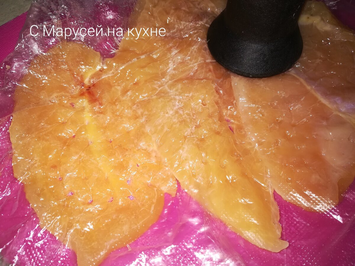 Отбиваем куриное филе 