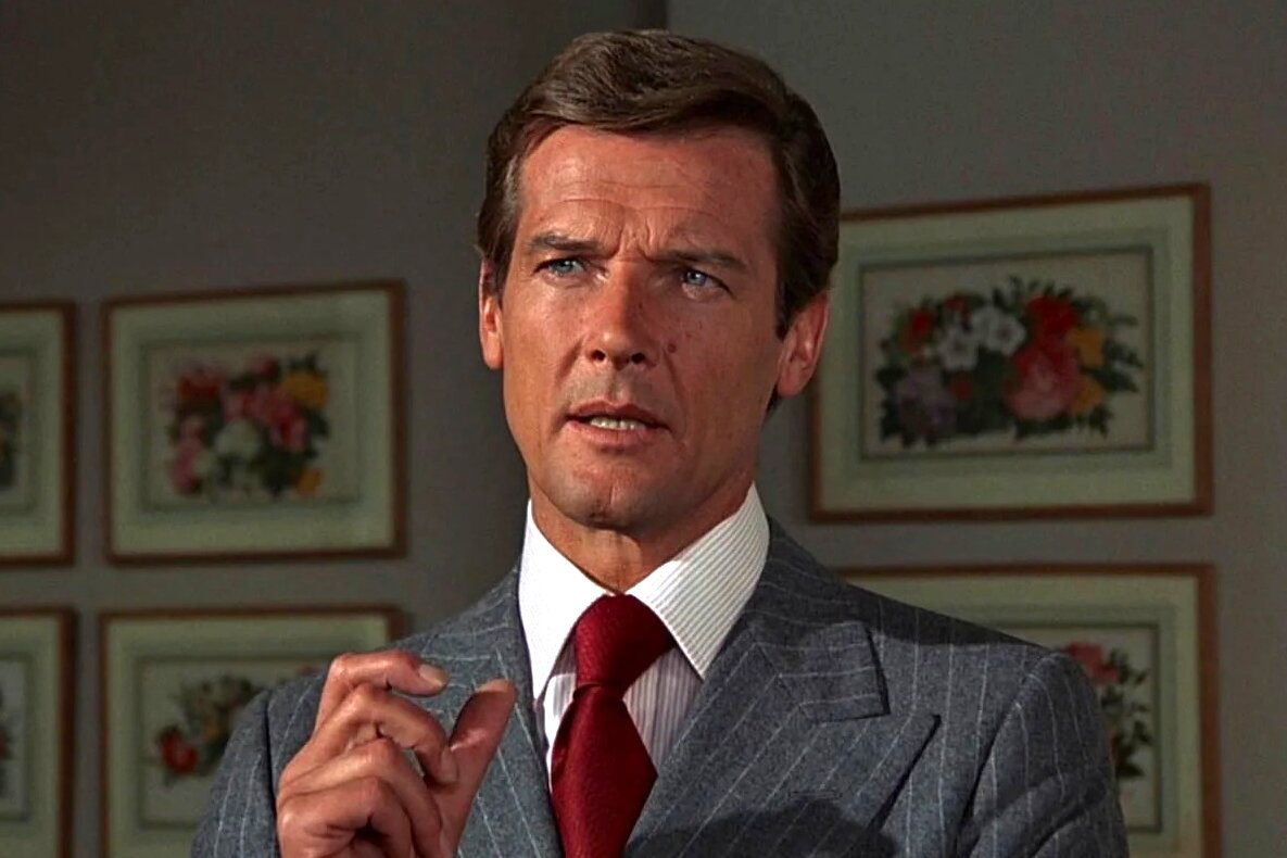 Британский киноактёр Роджер Мур в образе Джеймса Бонда. Кадр из кинофильма "Шпион, который меня любил"