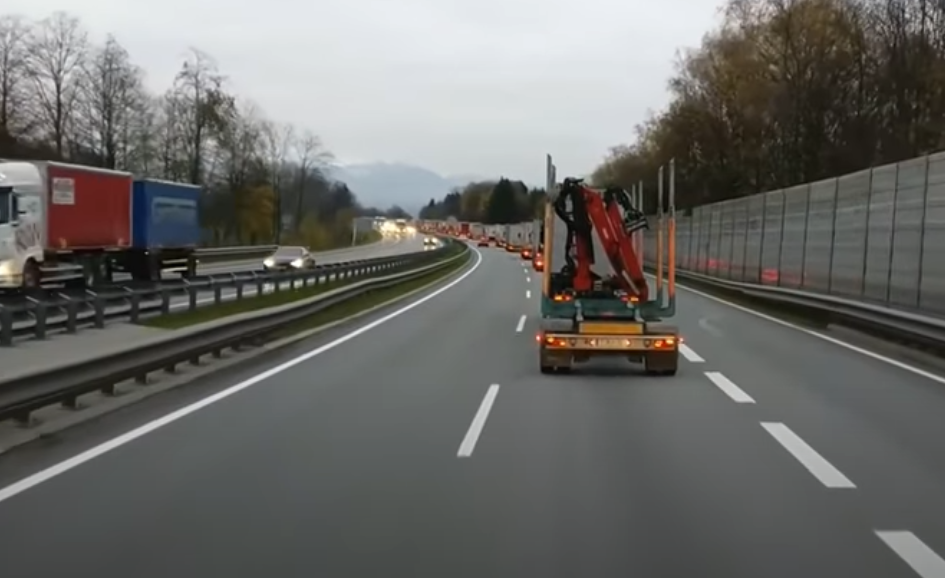 На европейской дороге. Скриншот из видео. Используется и распространяется бесплатно по лицензии https://www.youtube.com/t/terms