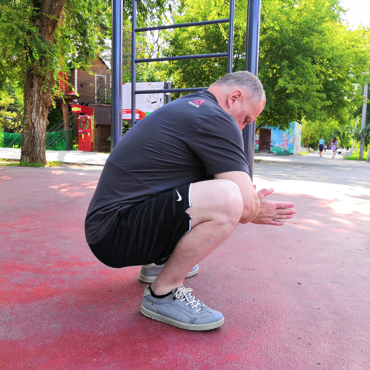 Друзья, в галерее 2 фото, листайте. Здесь я проверяю комфортность, подвижность и растяжку в позвоночнике, тазо-бедренных и голеностопных суставах. Дополнительно тяну внутреннюю часть бёдер, раздвигая колени локтями. Важно, чтобы все суставы имели возможность сгибаться и разгибаться на полную амплитуду. 