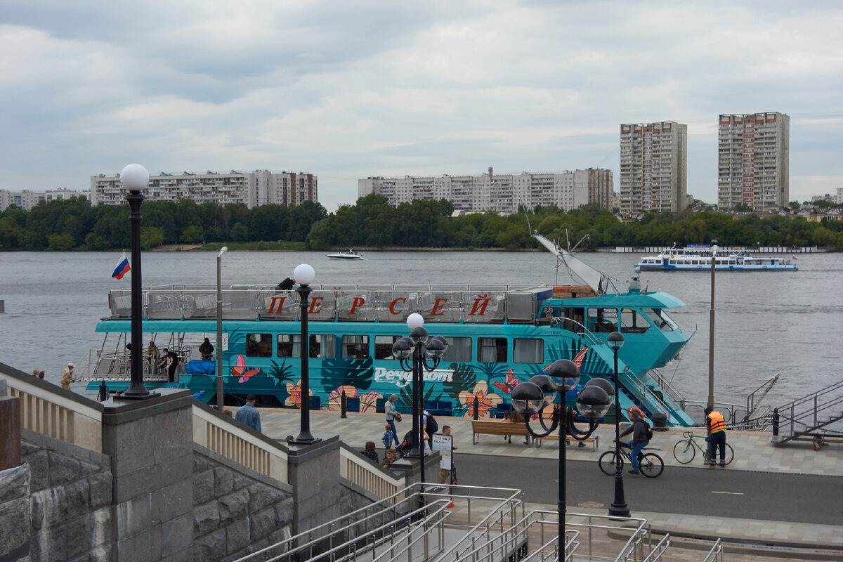 Прогулочный теплоход у причала