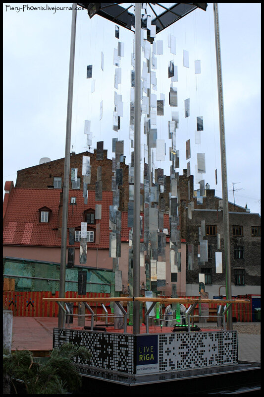 Фото из Интернета (источник https://olga-phoenix.livejournal.com/146165.html). Рижская инсталляция. Ее «двойник» стоял несколько лет назад в Серпухове на пересечении улицы Ворошилова и Борисовского шоссе. Сейчас на этом месте располагаются серпуховские  малые металлические формы.
