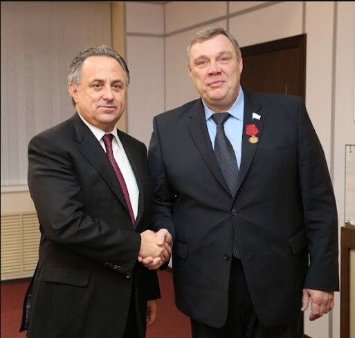 Иванюженков получает очередную награду от Мутко